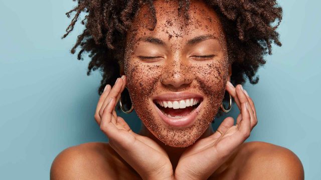 Should Your Cleanse or Exfoliate First in Your Daily Routine? Should Your Cleanse or Exfoliate First in Your Daily Routine?